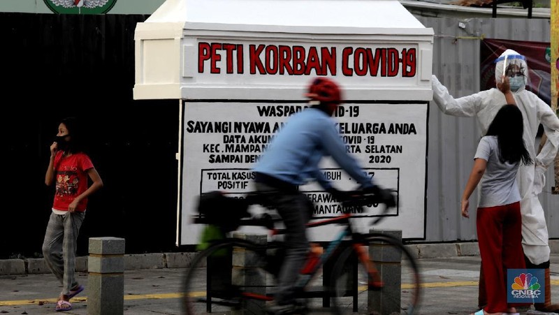Replika peti mati jenazah pasien virus Corona (COVID-19)  di Kemang Jakarta Selatan (CNBC Indonesia/ Muhammad Sabki)