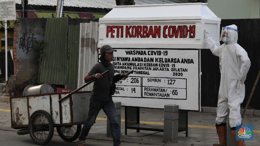 Replika peti mati jenazah pasien virus Corona (COVID-19)  di Kemang Jakarta Selatan (CNBC Indonesia/ Muhammad Sabki)