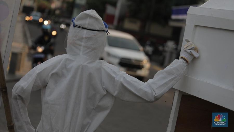 Replika peti mati jenazah pasien virus Corona (COVID-19)  di Kemang Jakarta Selatan (CNBC Indonesia/ Muhammad Sabki)