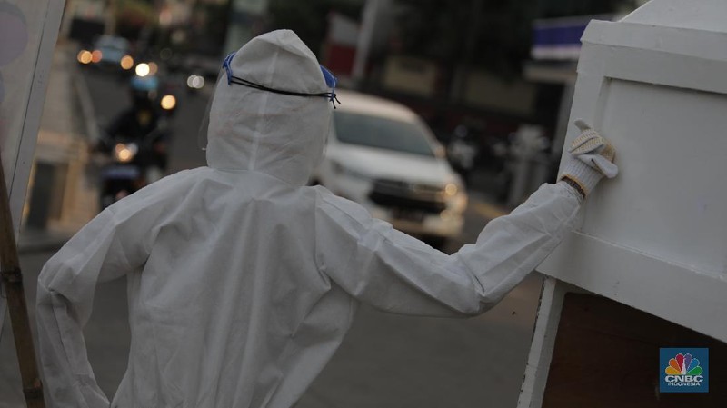 Replika peti mati jenazah pasien virus Corona (COVID-19)  di Kemang Jakarta Selatan (CNBC Indonesia/ Muhammad Sabki)
