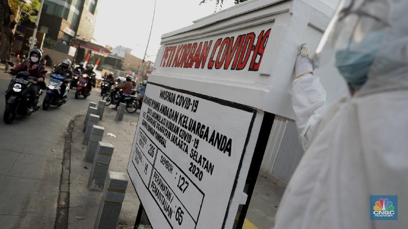 Replika peti mati jenazah pasien virus Corona (COVID-19)  di Kemang Jakarta Selatan (CNBC Indonesia/ Muhammad Sabki)