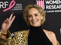 Masih Kece, Sharon Stone Pamer Pakai Bikini di Usia 63 Tahun