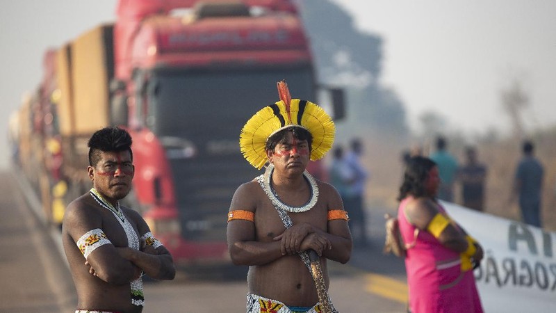 Kayapo Indigenous block highway BR-163y near Novo Progresso, Para state, Brazil, Monday, Aug. 17, 2020. Protesters blocked the road to pressure Brazilian President Jair Bolsonaro to better shield them from COVID-19, to extend damages payments for road construction near their land, and to consult them on a proposed railway to transport soybeans and corn. (AP Photo/Andre Penner)