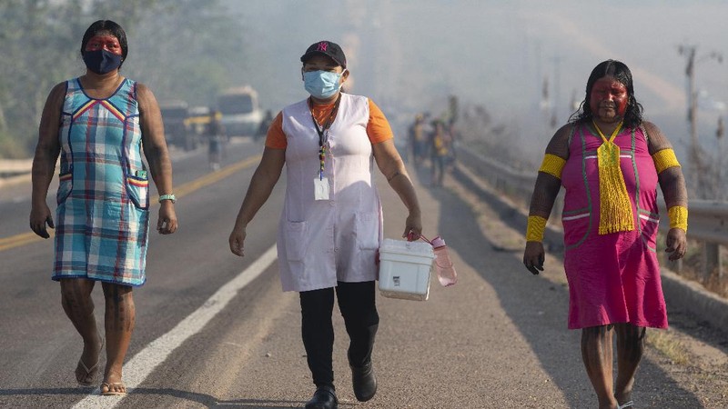 Kayapo Indigenous block highway BR-163y near Novo Progresso, Para state, Brazil, Monday, Aug. 17, 2020. Protesters blocked the road to pressure Brazilian President Jair Bolsonaro to better shield them from COVID-19, to extend damages payments for road construction near their land, and to consult them on a proposed railway to transport soybeans and corn. (AP Photo/Andre Penner)