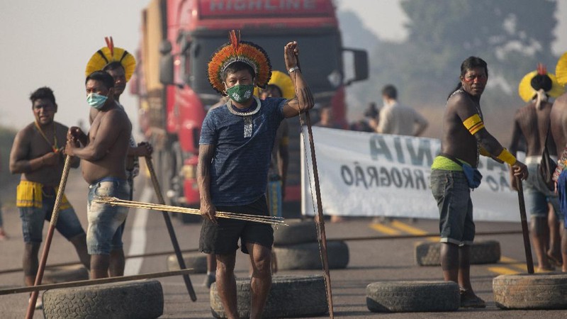 Kayapo Indigenous block highway BR-163y near Novo Progresso, Para state, Brazil, Monday, Aug. 17, 2020. Protesters blocked the road to pressure Brazilian President Jair Bolsonaro to better shield them from COVID-19, to extend damages payments for road construction near their land, and to consult them on a proposed railway to transport soybeans and corn. (AP Photo/Andre Penner)
