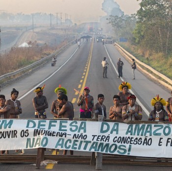 Tolak Tambang Emas Ilegal, Warga Amazon Brasil Blokade Jalan!