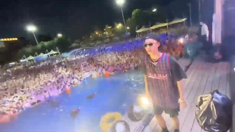 Wuhan Pool Party (Tangkapan Layar Youtube)