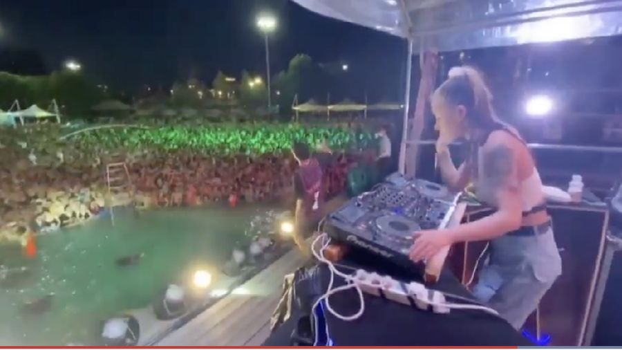 Wuhan Pool Party (Tangkapan Layar Youtube)