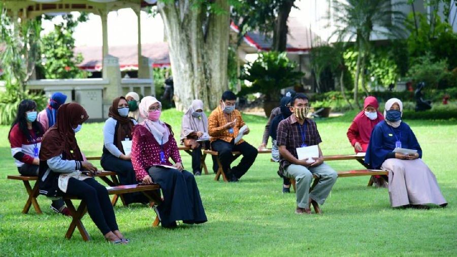 Pemberian bantuan modal kerja, di halaman tengah Istana Merdeka. (Foto: Muchlis Jr - Biro Pers Sekretariat Presiden )