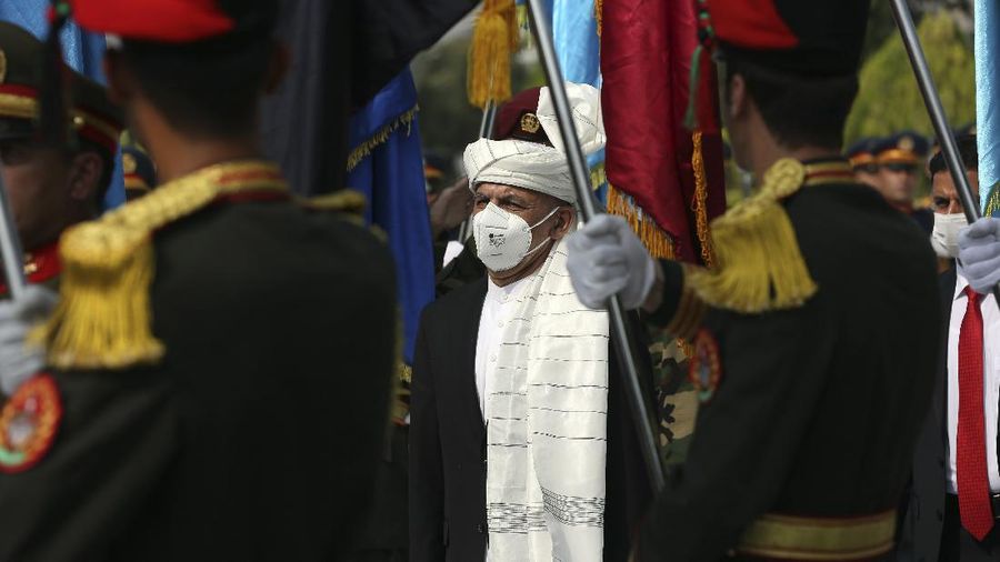 Presiden Afghanistan Ashraf Ghani, tengah, tiba saat perayaan Hari Kemerdekaan di Kementerian Pertahanan di Kabul, Afghanistan, Selasa, 18 Agustus 2020. (AP Photo / Rahmat Gul)