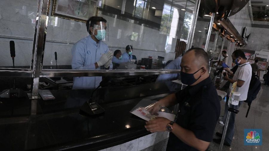 Warga menunjukkan uang baru 75.000 Ribu di Gedung BI. (CNBC Indonesia/Muhammad Sabki)