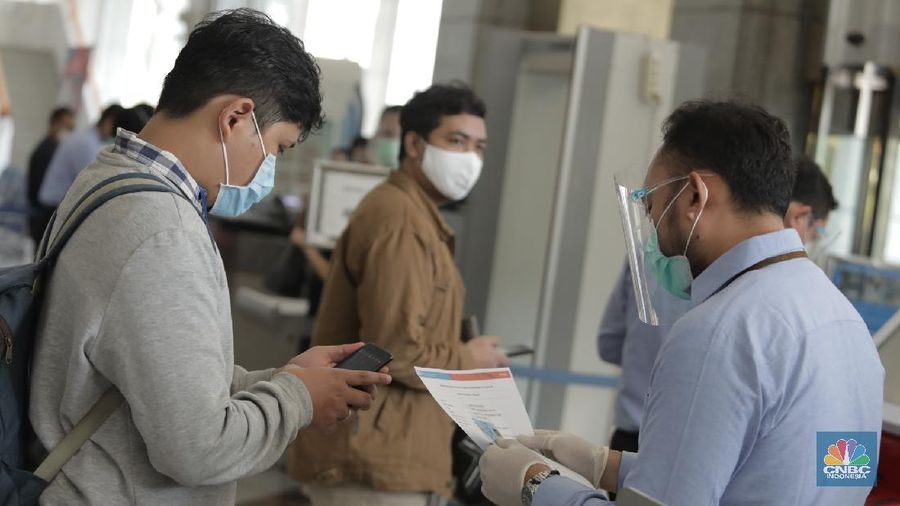 Warga menunjukkan uang baru 75.000 Ribu di Gedung BI. (CNBC Indonesia/Muhammad Sabki)