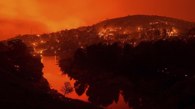 Kebakaran hutan California meluas. (AP/Nic Coury)