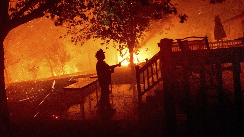 Kebakaran hutan California meluas. (AP/Nic Coury)