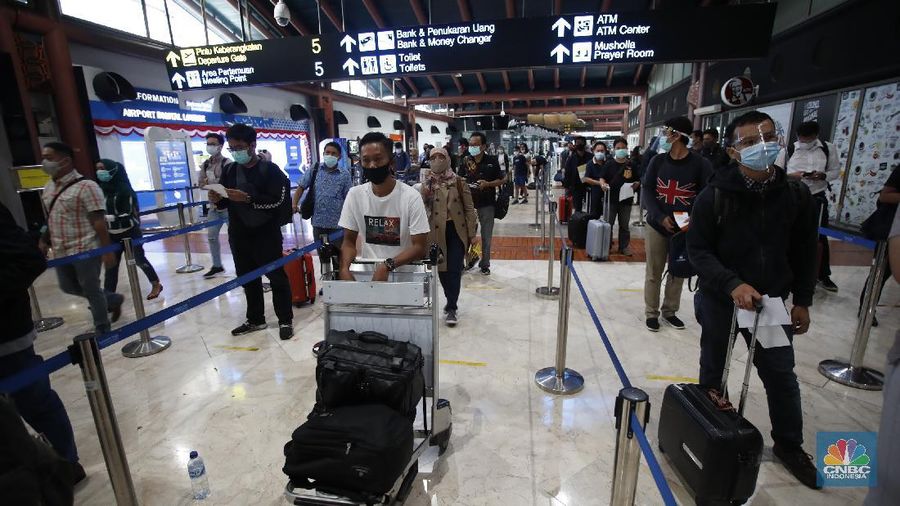 Penumpang pesawat mengalami lonjakan selama periode libur panjang pekan ini. (CNBC Indonesia/Tri Susilo)