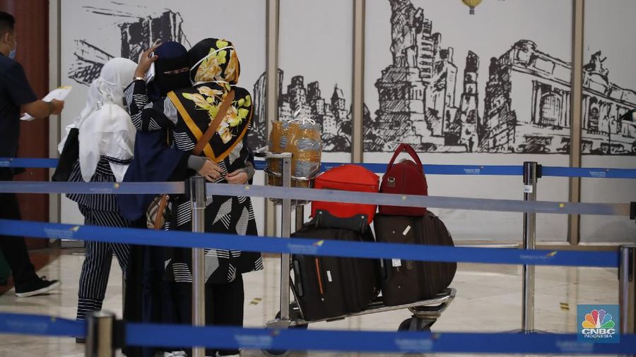 Penumpang pesawat mengalami lonjakan selama periode libur panjang pekan ini. (CNBC Indonesia/Tri Susilo)