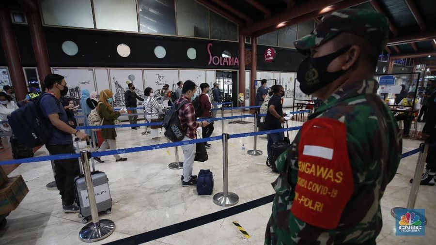 Penumpang pesawat mengalami lonjakan selama periode libur panjang pekan ini. (CNBC Indonesia/Tri Susilo)