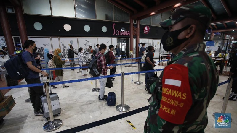 Penumpang pesawat mengalami lonjakan selama periode libur panjang pekan ini. (CNBC Indonesia/Tri Susilo)