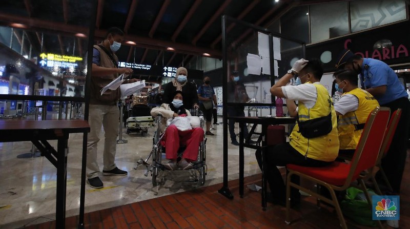 Penumpang pesawat mengalami lonjakan selama periode libur panjang pekan ini. (CNBC Indonesia/Tri Susilo)