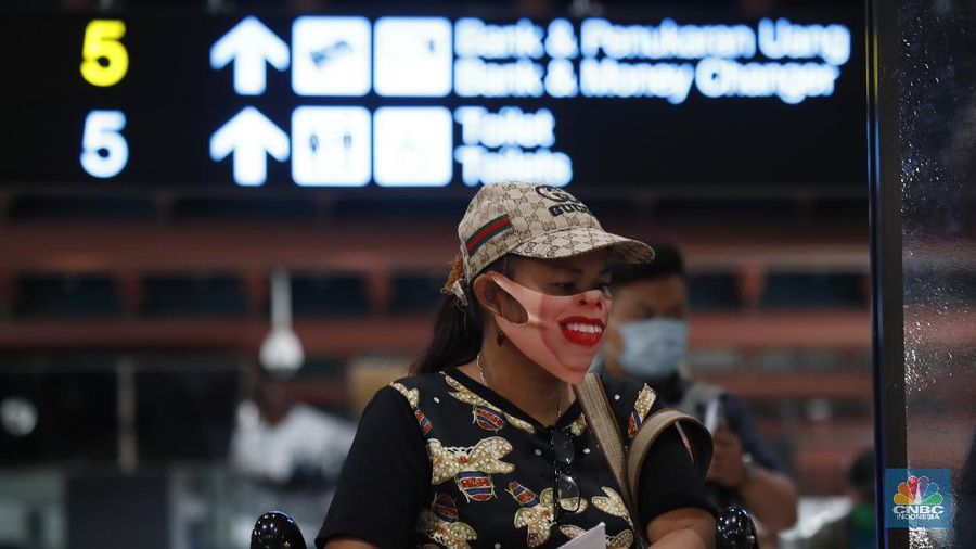 Penumpang pesawat mengalami lonjakan selama periode libur panjang pekan ini. (CNBC Indonesia/Tri Susilo)