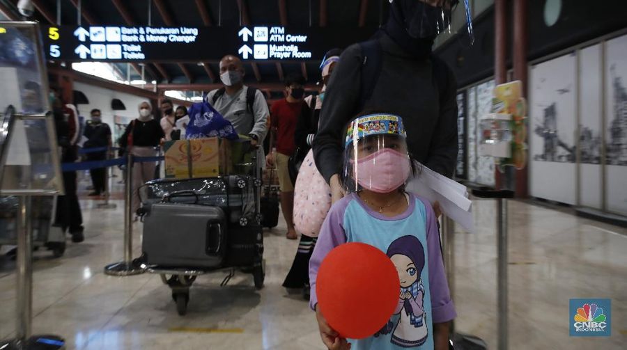 Penumpang pesawat mengalami lonjakan selama periode libur panjang pekan ini. (CNBC Indonesia/Tri Susilo)