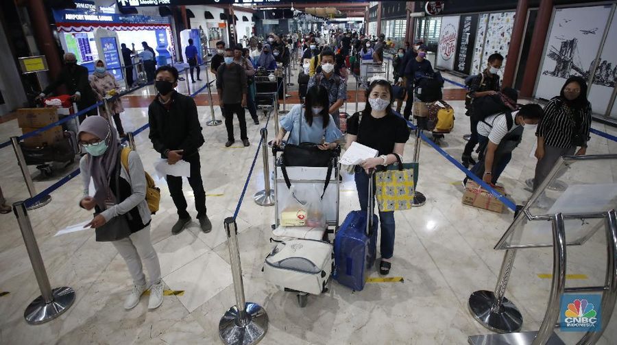 Penumpang pesawat mengalami lonjakan selama periode libur panjang pekan ini. (CNBC Indonesia/Tri Susilo)