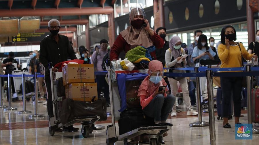 Penumpang pesawat mengalami lonjakan selama periode libur panjang pekan ini. (CNBC Indonesia/Tri Susilo)