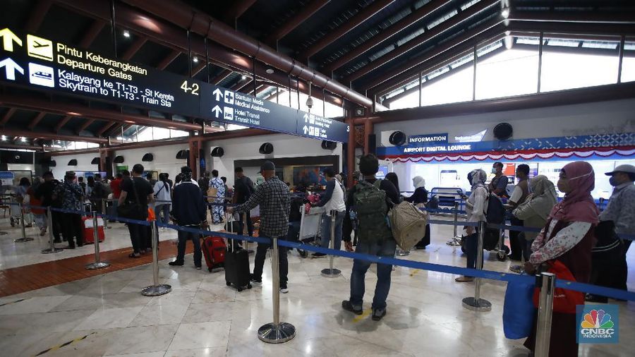 Penumpang pesawat mengalami lonjakan selama periode libur panjang pekan ini. (CNBC Indonesia/Tri Susilo)