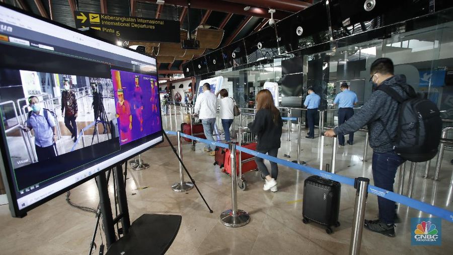 Penumpang pesawat mengalami lonjakan selama periode libur panjang pekan ini. (CNBC Indonesia/Tri Susilo)