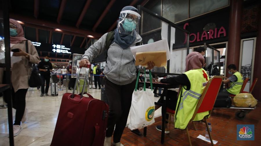 Penumpang pesawat mengalami lonjakan selama periode libur panjang pekan ini. (CNBC Indonesia/Tri Susilo)