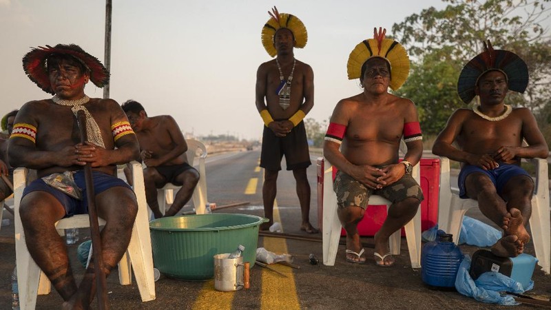Kayapo men block highway BR-163 in protest, near Novo Progresso, Para state, Brazil, Thursday, Aug. 20, 2020. The protesters blocked the road to pressure Brazilian President Jair Bolsonaro to better protect them from COVID-19, to extend damages payments for road construction near their land, and to consult them on a proposed railway to transport soybeans and corn. (AP Photo/Andre Penner)