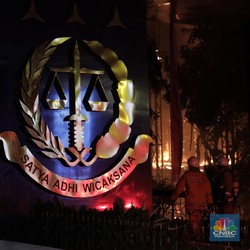 Mencekam! Dahsyatnya Kebakaran Gedung Utama Kejagung