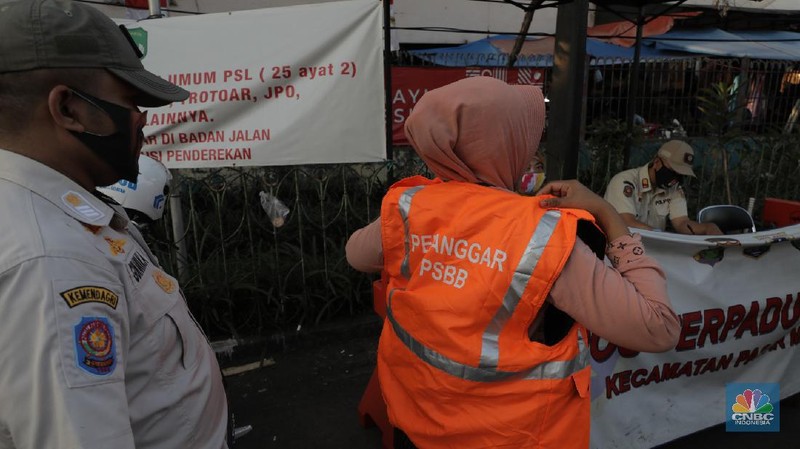 Penertiban Masker (CNBC Indonesia/Muhammad Sabki)
