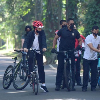 Begini Penampakan Jokowi Gowes & Bagi Masker Pagi Ini