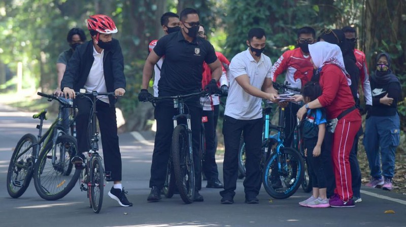 Saat Presiden Jokowi Gowes dan Bagikan Masker di Kebun Raya Bogor (Muchlis Jr - Biro Pers Sekretariat Presiden)