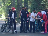 Begini Penampakan Jokowi Gowes & Bagi Masker Pagi Ini