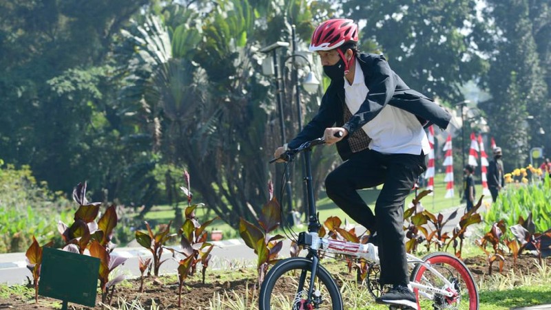 Saat Presiden Jokowi Gowes dan Bagikan Masker di Kebun Raya Bogor (Muchlis Jr - Biro Pers Sekretariat Presiden)