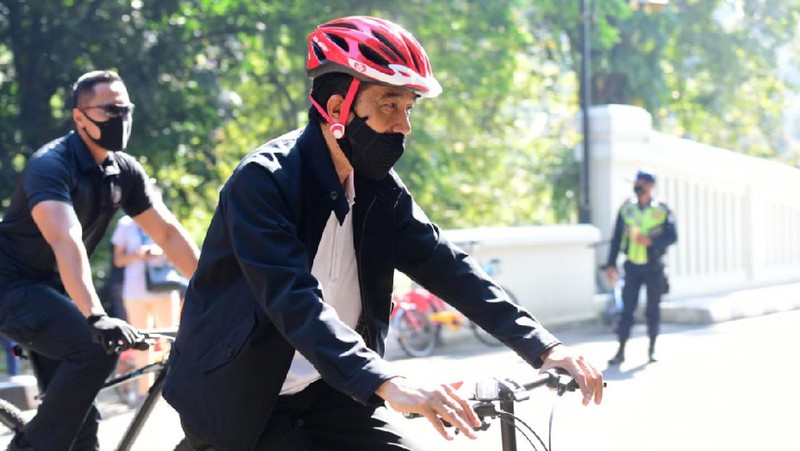 Saat Presiden Jokowi Gowes dan Bagikan Masker di Kebun Raya Bogor (Muchlis Jr - Biro Pers Sekretariat Presiden)