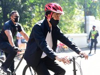 Covid RI Naik Pasca Libur vs Lepas Masker Jokowi, Kudu Piye?