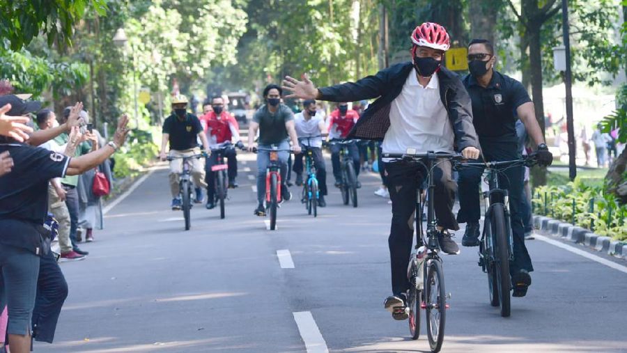 Saat Presiden Jokowi Gowes dan Bagikan Masker di Kebun Raya Bogor (Muchlis Jr - Biro Pers Sekretariat Presiden)