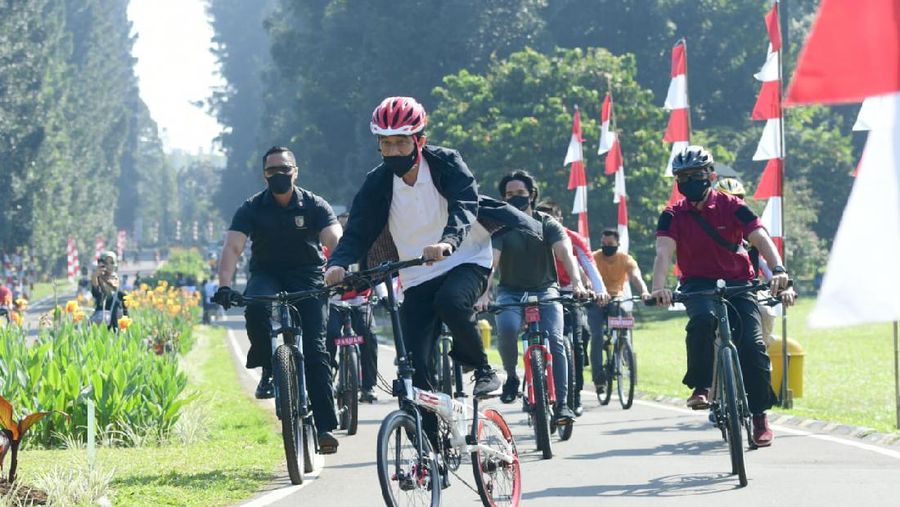 Saat Presiden Jokowi Gowes dan Bagikan Masker di Kebun Raya Bogor (Muchlis Jr - Biro Pers Sekretariat Presiden)