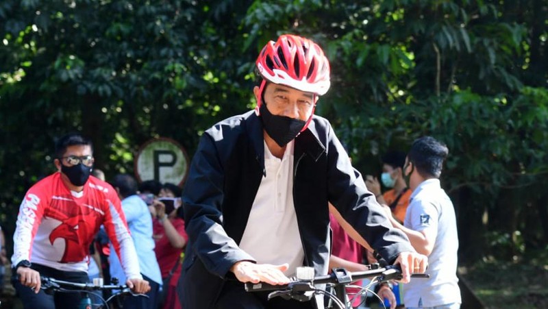 Saat Presiden Jokowi Gowes dan Bagikan Masker di Kebun Raya Bogor (Muchlis Jr - Biro Pers Sekretariat Presiden)