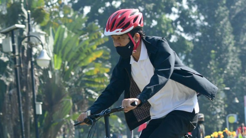 Saat Presiden Jokowi Gowes dan Bagikan Masker di Kebun Raya Bogor (Muchlis Jr - Biro Pers Sekretariat Presiden)