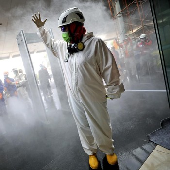 15 Karyawan Reaktif Corona, Margo City Disemprot Disinfektan