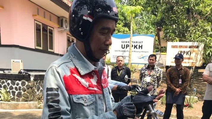 Presiden Jokowi saat menggunakan jaket denim dengan peta Indonesia di dada (Foto: Dok. istimewa, Detik)