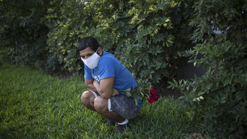 A Catholic priest prays during the burial of TV news cameraman Mario Bucana, who died of COVID-19, at a cemetery in Lima, Peru, Thursday, May 28, 2020. Dozens of journalists have died from COVID-19 in Peru since the pandemic began, in the highest reported death toll of media workers from the new coronavirus in any Latin American country, according to journalists’ groups that are monitoring available data. (AP Photo/Rodrigo Abd)