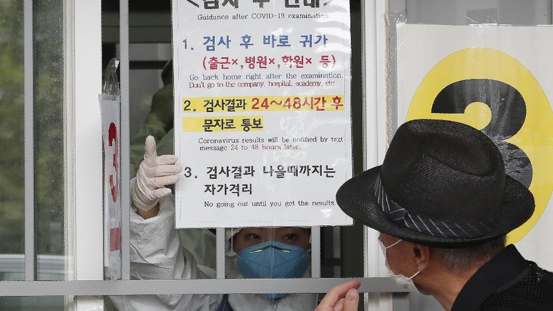 A notice is seen at the entrance of a temporarily closed store at a shopping district in Seoul, South Korea, Sunday, Aug. 23, 2020. South Korea has added nearly 400 new coronavirus cases, counting its tenth straight day of triple-digit increases as the speed of viral spread nears the levels the country saw during the worst of its outbreak in spring. (AP Photo/Ahn Young-joon)