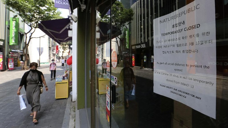 A notice is seen at the entrance of a temporarily closed store at a shopping district in Seoul, South Korea, Sunday, Aug. 23, 2020. South Korea has added nearly 400 new coronavirus cases, counting its tenth straight day of triple-digit increases as the speed of viral spread nears the levels the country saw during the worst of its outbreak in spring. (AP Photo/Ahn Young-joon)