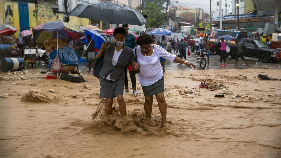 Badai Marco dan Badai Tropis Laura mengoyak Karibia dan Teluk Meksiko pada hari Minggu, memaksa ribuan penduduk pesisir di Louisiana dan Kuba untuk mengungsi. (AP/Dieu Nalio Chery)