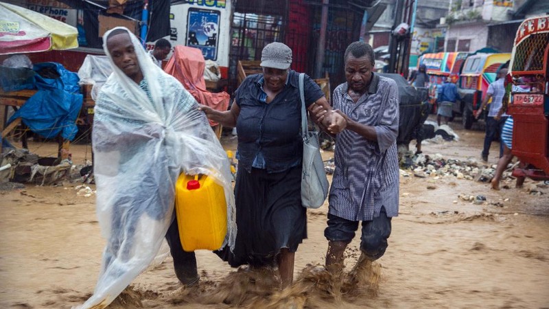 Badai Marco dan Badai Tropis Laura mengoyak Karibia dan Teluk Meksiko pada hari Minggu, memaksa ribuan penduduk pesisir di Louisiana dan Kuba untuk mengungsi. (AP/Dieu Nalio Chery)